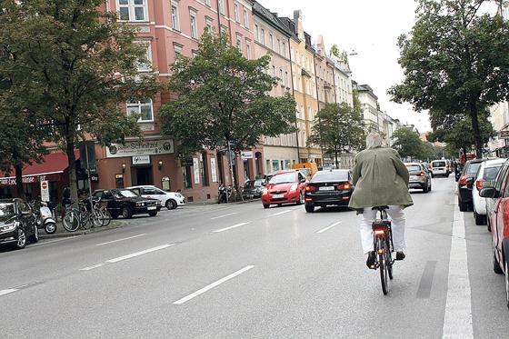Gefährliches Unterfangen: Radfahren in der Rosenheimer Straße. Tempo 30 im Abschnitt zwischen Orleansstraße und Rosenheimer Platz soll nun für mehr Sicherheit sorgen.    Foto: js