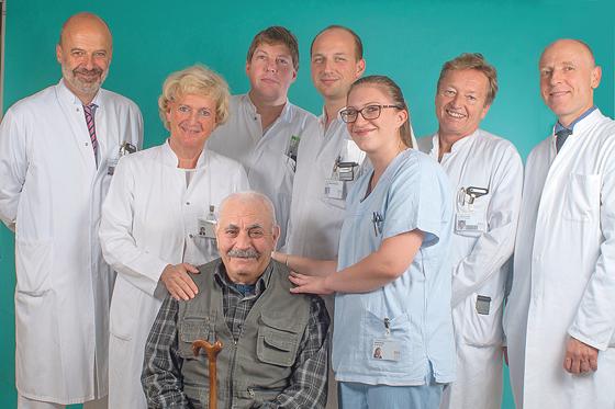Imam T. (vorne) mit dem interdisziplinären Team des Klinikums Bogenhausen, welches den Eingriff durchgeführt hat.	Foto: Städtisches Klinikum München GmbH