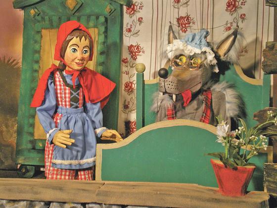 Bekannte Märchen werden mit Marionetten dargestellt: Rotkäppchen.	Foto: VA