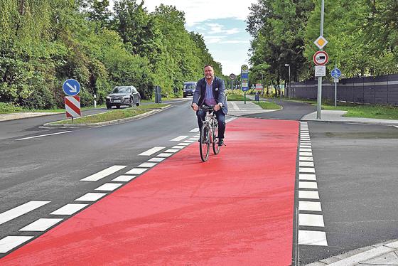 Ismanings Bürgermeister Alexander Greulich testete den neu markierten Radweg. 	Foto: Gemeinde Ismaning