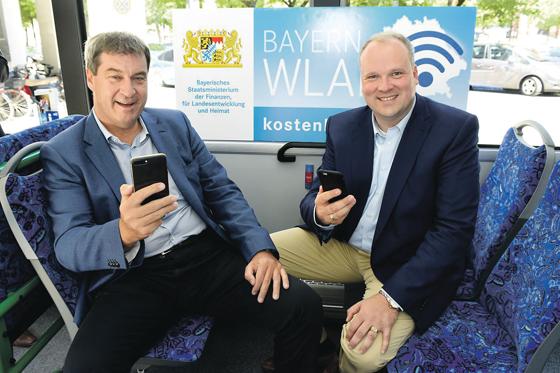 Zückten gleich die Smartphones, um das BayernWLAN dem Praxistest zu unterziehen: Finanz- und Heimatminister Dr. Markus Söder zusammen mit Landrat Christoph Göbel.