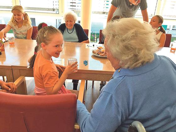 Ein Teil der Brunntaler Schüler besuchten Senioren im Seniorenheim und verbachten schöne Stunden.	Foto: N. Hammer