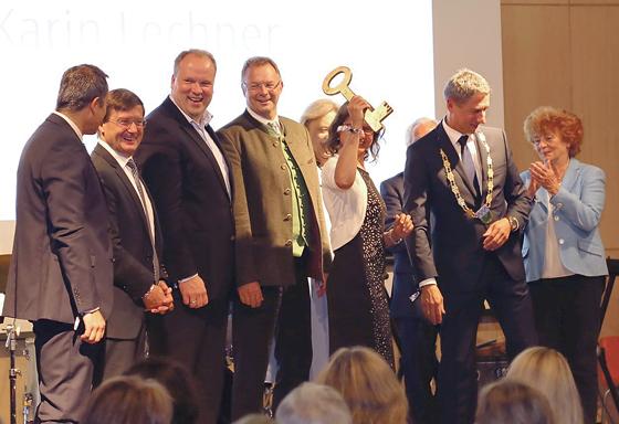 Der Schlüssel fürs Schloss: Schulvertreter und lokale Politiker feierten die Einweihung der neuen Therese-Giehse-Realschule.	Foto: VA