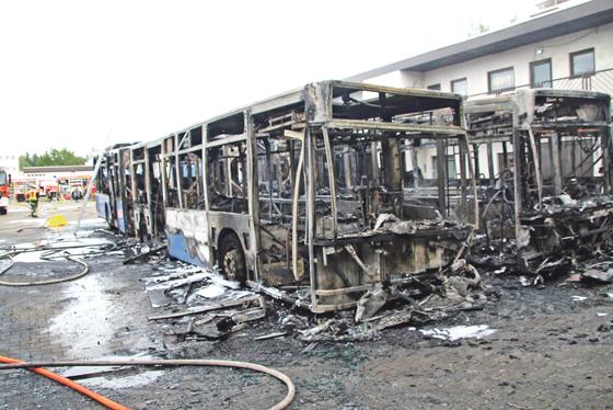 Von den drei brennenden Bussen blieben nur noch die Gerippe nach dem Brand übrig.	Foto: FFW Hohenbrunn