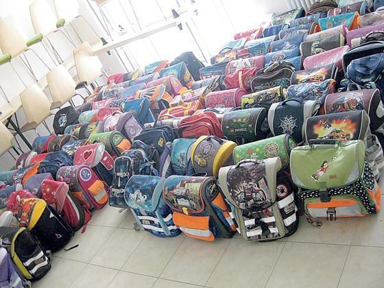 Eine stattliche Anzahl an Schultaschen konnte die AWO-Nachbarschaftshilfe ihren Käufern bieten.	Foto: VA