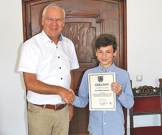 Bürgermeister Walter Brilmayer gratulierte dem jungen Ebersberger Musiktalent David Khatchatrian. 	Foto: VA