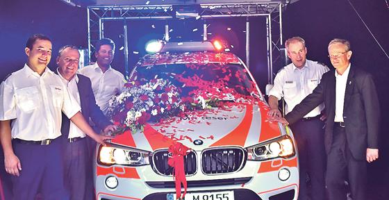 Der Malteser Hilfsdienst freut sich über das neue First Responder-Fahrzeug, das jetzt feierlich eingesegnet wurde. Auch Bürgermeister Ullrich Sander gratulierte.	Foto: VA
