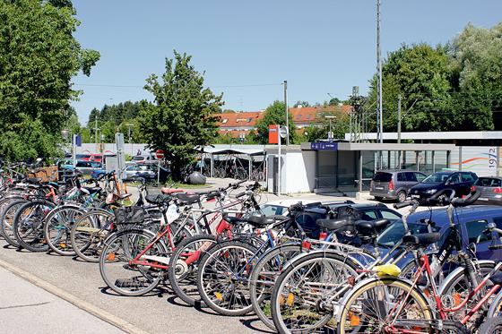 Auch in diesem Sommer waren abgestellte Fahrräder an Bahnhöfen  wie hier am Bahnhof in Zorneding  ein beliebtes Ziel von Dieben. 	Foto: sd