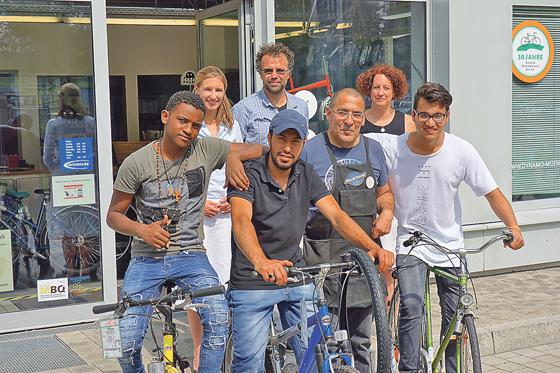 Junge Flüchtlinge aus den beiden Wohngruppen in Kirchheim holten die Fahrräder beim Verein »Dynamo Fahrradservice Biss« am Ostbahnhof ab.	Foto: AWO München-Land