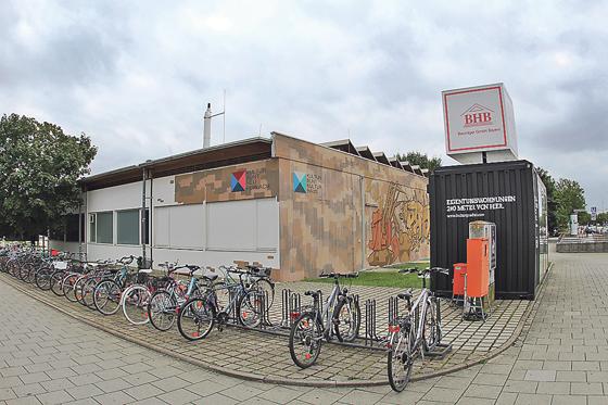 Seine Tage sind gezählt. Das umstrittene Kulturhaus am Hanns-Seidel-Platz wird im November abgerissen. 	Foto: RedB