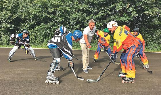 Beim »face-off« des Matches zwischen Hockeynerds und Zementhakklazz assistierte Unterschleißheims Bürgermeister Christoph Böck (Mitte).	Foto: Markus Baier/Gleis 1