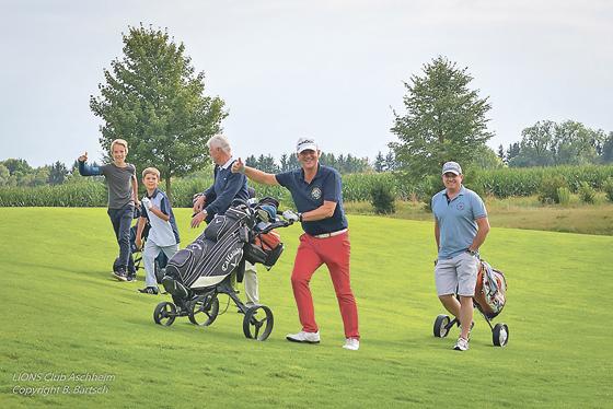 Beim Benefizturnier in Eichenried waren Golfer aller Generationen am Start.	Foto: Lions Club Aschheim/B. Bartsch