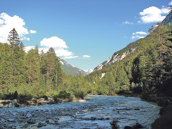 Hätten Sie es gewusst? Die Isar fließt nicht ausschließlich in Bayern  sie entspringt in Tirol. Unser Bild zeigt den Fluss kurz vor Scharnitz.	Foto: Tirolerbergwelten, CC BY-SA 3.0