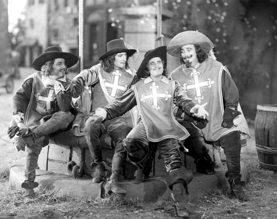 »The Iron Mask« von 1929 ist ein klarer Fall für alle Freunde des klassischen Abenteuerfilms. Für Douglas Fairbanks senior (2. v. re.) war es eines der letzten Werke. Foto: VA
