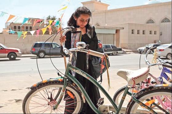 Dem Jubiläum »200 Jahre Fahrrad« widmet sich eine eigene Filmreihe. Hier eine Szene aus »Das Mädchen Wadjda« von der saudi-arabischen Regisseurin Haifaa Al Mansour. F.: VA