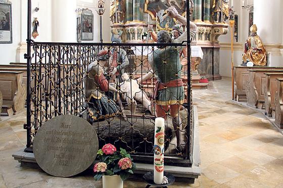 Das Martyrium Emmerams in ausdrucksstarker barocker Darstellung in der Marterkapelle des Heiligen in Kleinhelfendorf. 	Foto: LepoRello/Wikimedia Commons