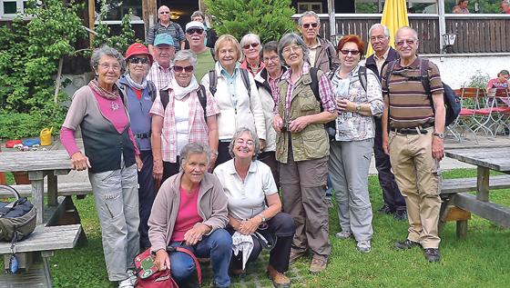 Gut zu Fuß und gut bei Laune: DAV-Senioren-Vorsitzender Eberhard Knüpfer (re.) mit Wandergruppe.	Foto: oh