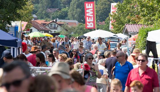 Auch für dieses Jahr wird wieder bestes »Flohmarktwetter« erwartet, über 2.000 Besucher kamen im letzten Jahr nach Aßling.	Foto: REWE Gruber