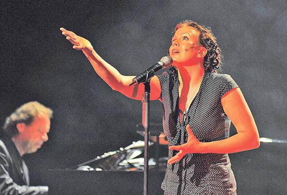 Kerstin Heiles sind am 9. September Lieder der Chansons-Legende Edith Piaf im Kulturzentrum.	Foto: P.  Christoph