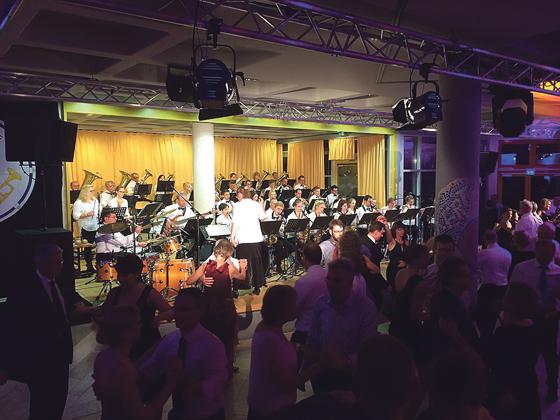 Ein rund 40 Frau und Mann starkes Orchester spielt beim Tanzabend in der Anni-Pickert-Schule live.	Foto: VA