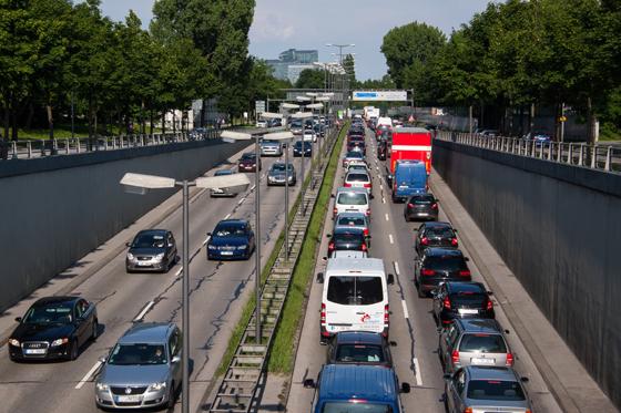 München: viele Menschen, viele Autos, viel Abgas. Das explosionsartige Wachstum der letzten Jahre bringt der Stadt trotzdem mehr Vor- als Nachteile.	Foto: stux, CC0