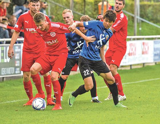 Die Spieler des FC Unterföhring (blau, hier Masaaki Takahara) hatten gegen Rosenheim (rot) oft das Nachsehen. So wird es schwer mit dem Klassenerhalt.	  Foto: Christian Riedel