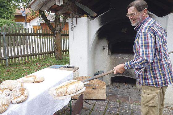 Die Mitglieder des Fördervereins des Heimatmuseums in Arget demonstrierten alte Handwerkstechniken, wie beispielsweise das Brotbacken im alten Ofen. 	Foto: hw