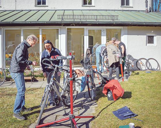 Auch Fahrräder können vor Ort repariert werden. Erfahrene Techniker unterstützen dabei.	Foto: VA