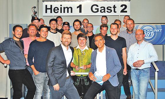 Fußball-Experte Thomas Hitzlsperger (vorne links) und BR-Moderator Dominik Vischer (rechts) freuen sich mit Markus Spötzl (Mitte) über dessen Gewinn des »Bayern-Treffer des Monats« August.	Foto: BFV
