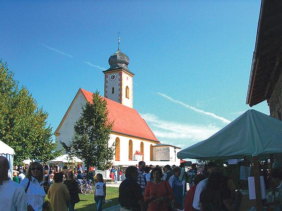 Am Sonntag herrscht buntes Markttreiben zu Füßen der Frauenneuhartinger Kirche. 	Foto:Heimatverein Frauenneuharting