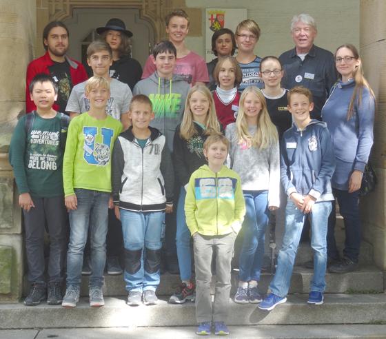 Das Erdinger Go-Team mit Betreuern und dem AG-Leiter Dr. Klaus Flügge (rechts hinten).	Foto: VA