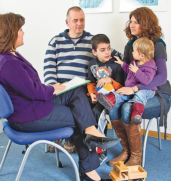 Um den Umgang zwischen Eltern und Kindern zu verbessern, gibt es die Familienberatungsstelle. 	F.: Diakonie Hasenbergl