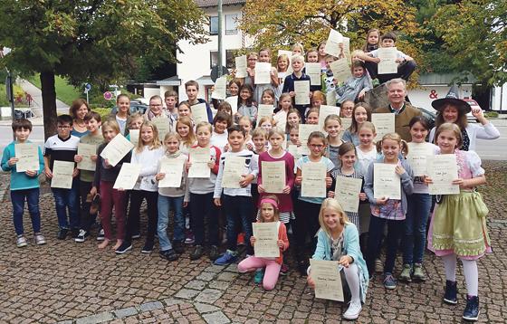 Bei der Abschlussfeier des SommerLeseClubs wurden die 90 Teilnehmer mit Urkunden und einem tollen Fest geehrt. Bürgermeister Jan Neusiedl gratulierte herzlich.	Foto: VA