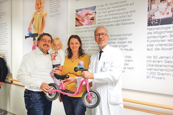Die kleine Victoria war mit ihren Eltern Sabine Helmer und Andreas Metzger der Star des Klinikgeburtstages, hier mit dem Chefarzt der Neonatologie, Prof. Marcus Krüger. 	Foto: hw