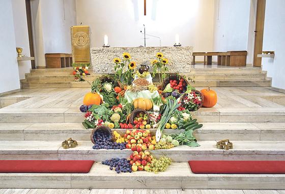 Der Altar wird mit den Erntegaben festlich geschmückt. ­Erntedank lädt dazu ein, Danke zu sagen.	Foto: VA