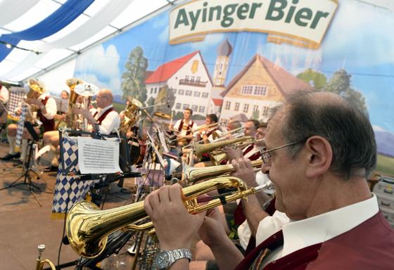 Zünftige Musik gehört zur Ayinger Bräu-Kirta genauso dazu wie das süffige Bier.	Foto: Schunk