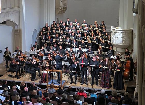 Der Markus-Chor trägt mit seinen kraftvollen Stimmen das Konzert.	Foto: Peter Möhring
