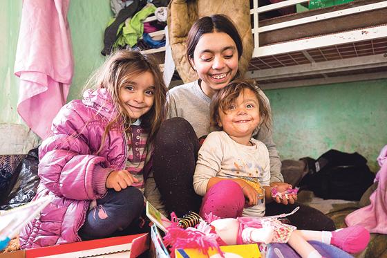 Jetzt Geschenke der Hoffnung packen: Miliza aus Serbien und ihre beiden Schwestern sind begeistert von den Überraschungen in ihren Schuhkartons.	Foto: Maurice Ressel