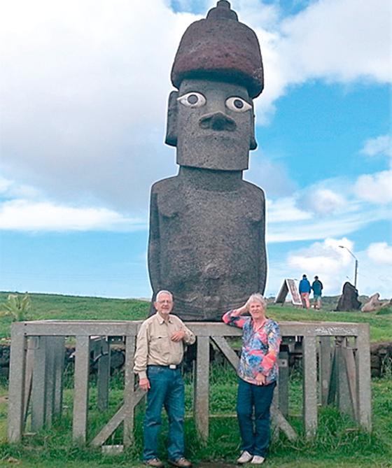 Helga und Gerhard Draugelates vor einer der berühmten Steinskulpturen.	Foto: privat