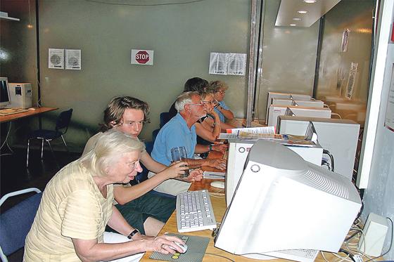Ideal für Anfängerinnen und Anfänger: Jugendliche zeigen Senioren das Internet und wie man es benutzt.	Foto: VA