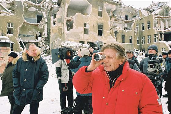 Roman Polanski bei den Dreharbeiten zu seinem Film »Der Pianist«.	Foto: VA