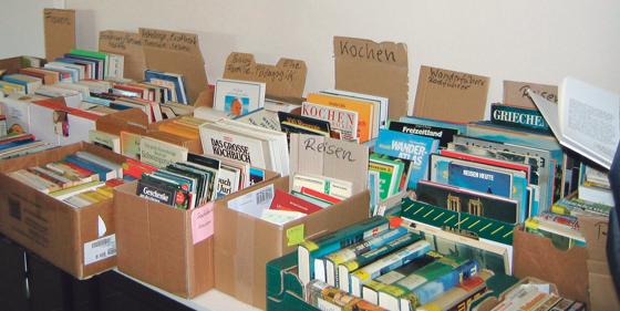 Beim Bücherflohmarkt im Familienzentrum Poing kosten 100 Gramm Buch nur schlappe 30 Cent.	Foto: VA