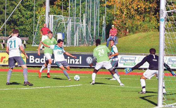 Immer wieder erspielten sich die Holzkirchner gute Chancen gegen die Mannschaft aus Wolfratshausen. 	Foto: Kopp