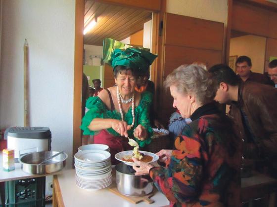 Beim letzten Nigeriatag in St. Lorenz gab Vereinsgründerin Marianne Perau in original nigerianischer Kleidung das Essen aus (rechts). Der Erlös des Tages geht an das neueröffnete Bavaria-Krankenhaus.	 Foto: VA