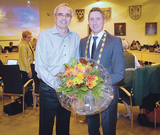 Erster Bürgermeister Christoph Böck begrüßte das neue Stadtratsmitglied Stefan Schneiders (l.).	F: Stadt Unterschleißheim
