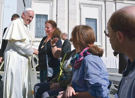 Die Seelsorgerin aus dem Haus Maria Linden, Monika Kaukal, wird von Papst Franziskus begrüßt. Dabei erklärt sie ihm die Zusammensetzung der KJSW-Pilgergruppe.	 Foto: Riffert