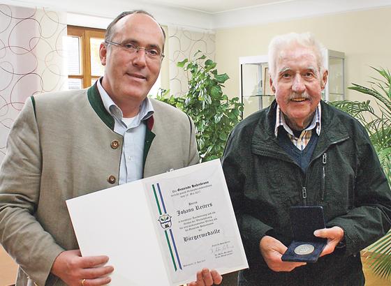 Bürgermeister Dr. Stefan Straßmair gratulierte Johann Reiters zur Verleihung der Bürgermedaille. 	Foto: VA