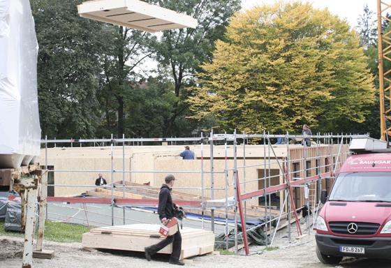 Aufbau der Interimsschule am Lodererplatz. Der Unterricht findet während der Sanierung ohne Unterbrechung statt.	Foto: kw