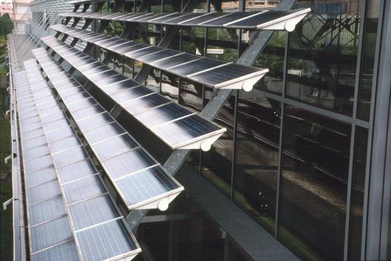 Eine Solarmodul-Fassade ist eine Möglichkeit Licht direkt in Strom umzuwandeln.	Foto: Wiki Commons/Rama