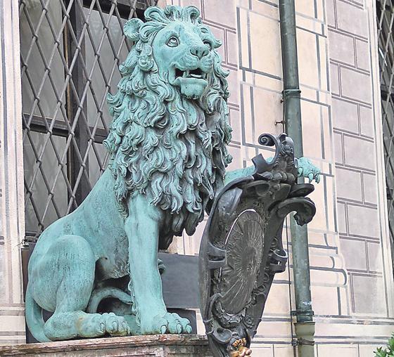 Was die Löwen an der Residenz mit Liebe zu tun haben, erklärt die Führung am Samstag.	Foto: Anna Barnsteiner